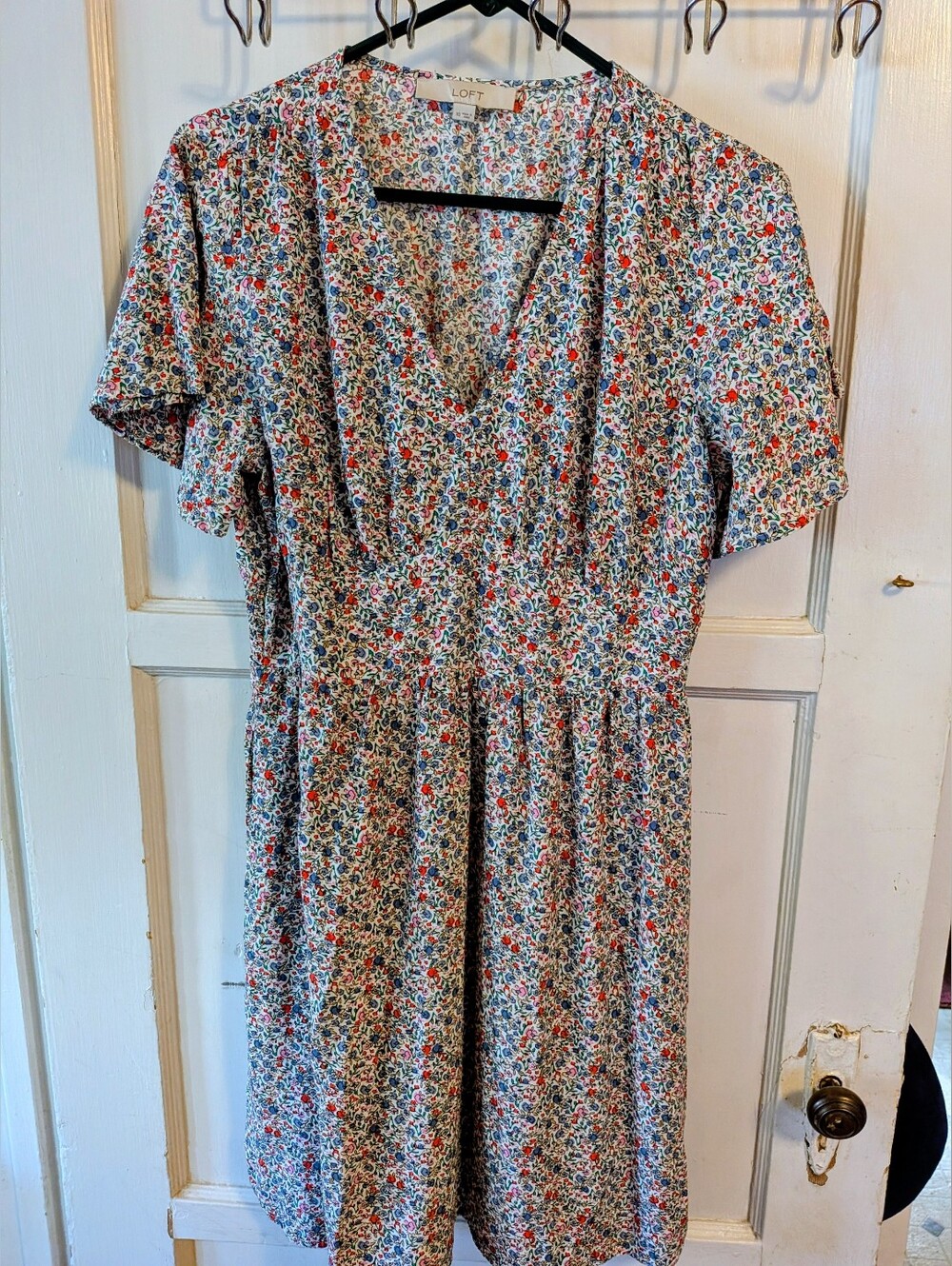 LOFT Floral V-Neck Short Sleeve Dress WITH POCKETS, multi-color size 10